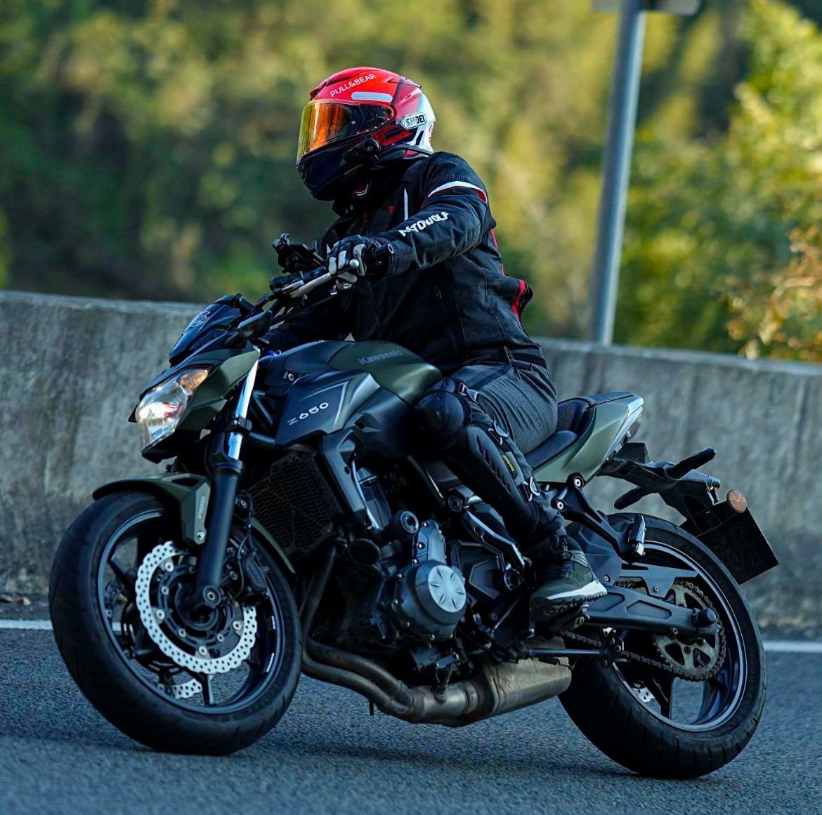 Kawasaki Z650 de 2018 avec pneus avant et arrière Maxxis 120/180 récemment remplacés, état impeccable - Moto d'occasion