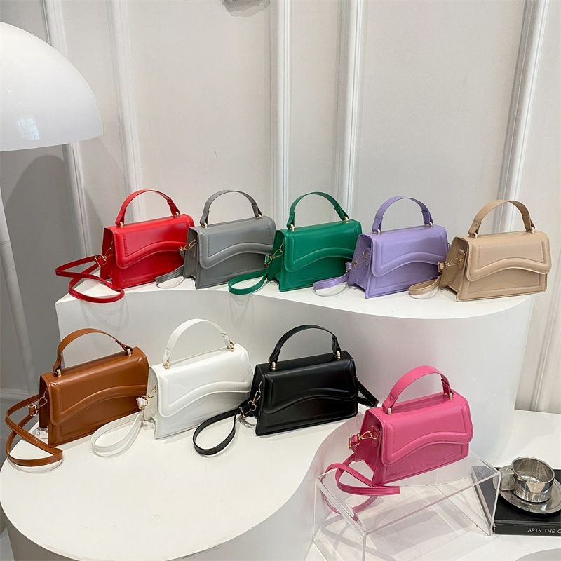Sac a main tendance, collection présente des mini sacs à main pour femmes en similicuir, dotés d'une poignée supérieure et d'une bandoulière assortie, disponibles dans un choix de coloris vifs et neut