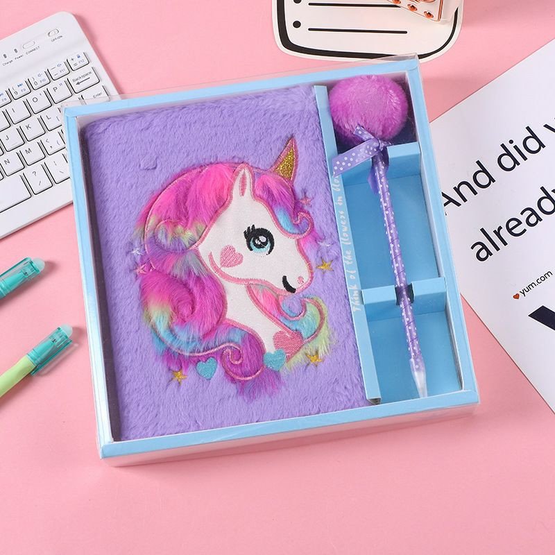 Ensemble de papeterie rose et violet avec une couverture en peluche douce et un motif de licorne coloré se compose d'un carnet à poils duveteux et d'un stylo assorti orné d'un pompon duveteux