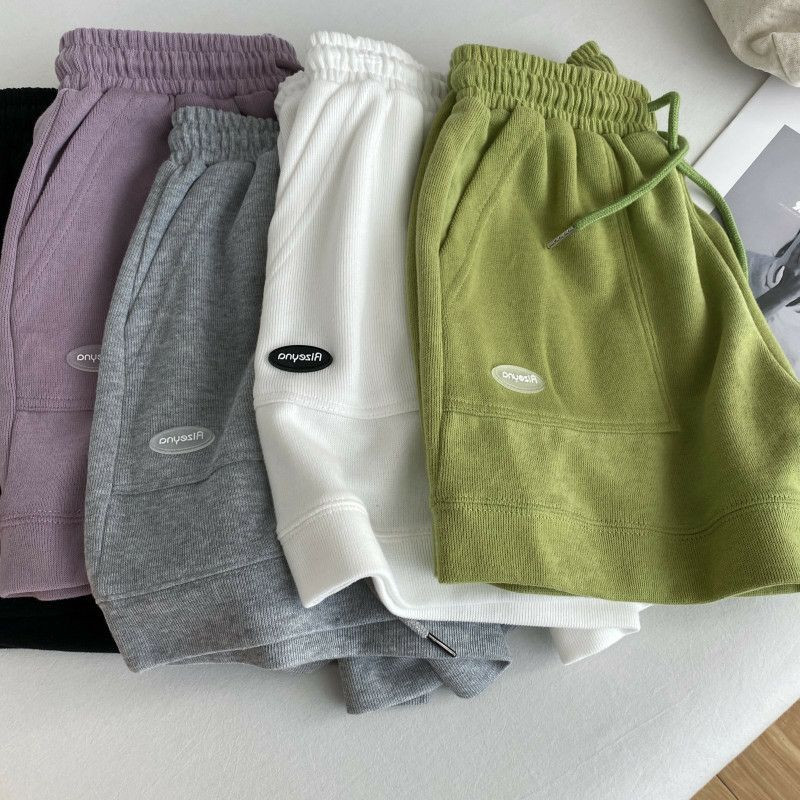 Shorts de jogging à cordon de serrage de différentes couleurs.