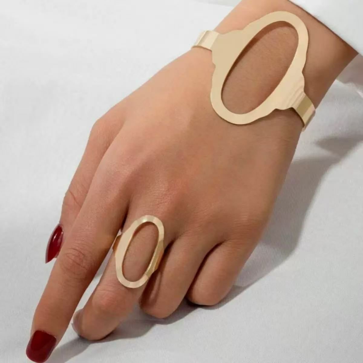 Ensemble de bijoux dorés se distingue par son design géométrique audacieux composé d'une bague assortie
