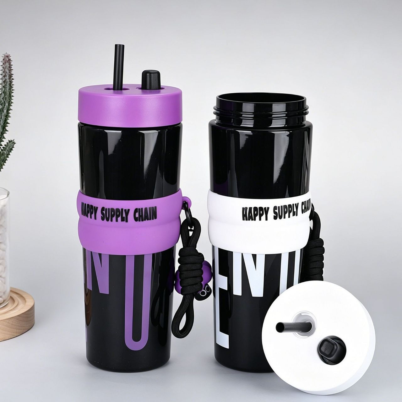 Gourdes Happy Supply Chain sont dotées d'une bande en silicone antidérapante de couleur et incluent une paille ainsi qu'un petit porte-clés décoratif.