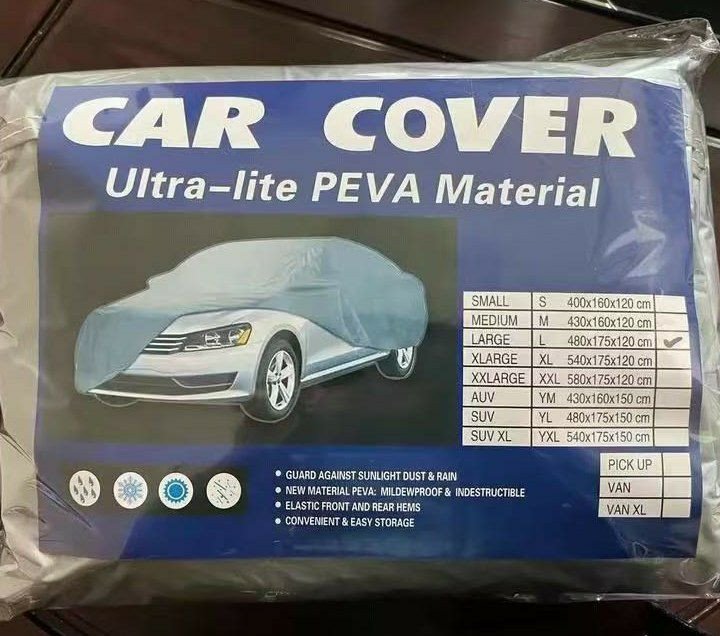 Housse de protection pour voiture en matériau PEVA ultraléger, avec un tableau des tailles et dimensions imprimé sur l'emballage.
