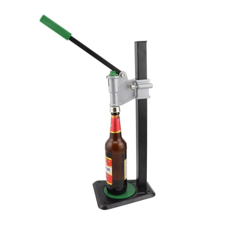 Capsuleuse manuelle sur pied, un outil de table utilisé pour sceller hermétiquement des bouteilles en verre avec des capsules-couronnes.